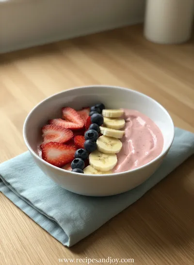 5-Minute Fruit Smoothie Bowl with Greek Yogurt